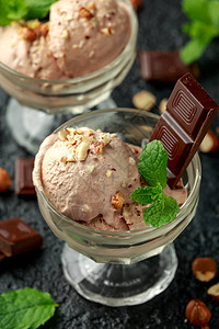 巧克力冰淇淋和黑巧克力棒还有玻图片