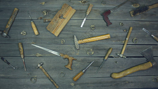 旧手工具顶视图桌子上摆着60年代70年代80年代的木柄混合工作具图片