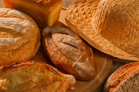 整个谷物酸盐制面包新鲜的手工面包和金背景图片