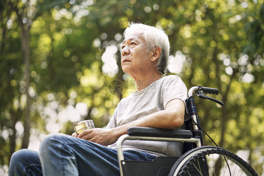 坐在轮椅上坐着的亚洲老人看图片