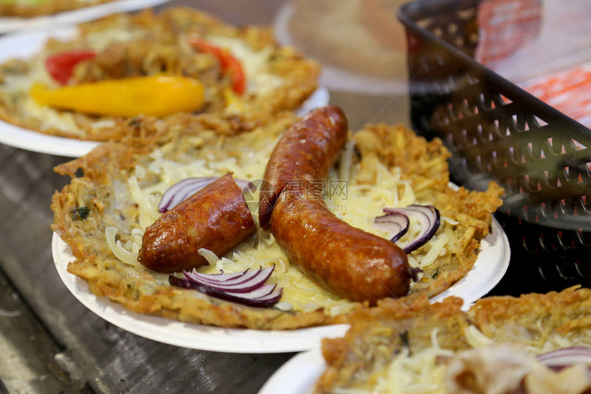 油炸传统匈牙利午餐肉美食名称的特写是kolbaszsa图片
