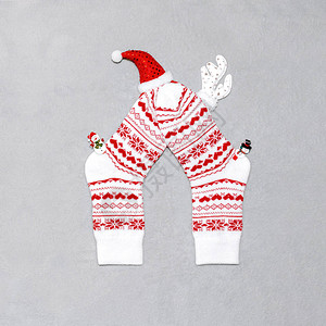 灰色格子上的圣诞白色羊毛袜鹿角帽子和雪人的组成圣诞概念礼物派图片