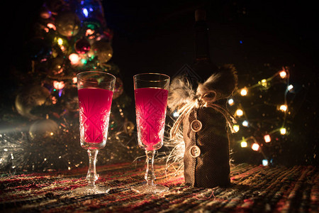 杯与圣诞装饰的酒图片