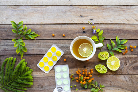热蜂蜜莱蒙茶和用于保健的叶子图片