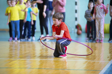 健身房里的孩子上体育课的小学生小学接力赛男孩参加体育运动儿童图片