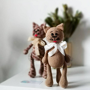针织猫玩具圣诞礼物在浅色背景图片