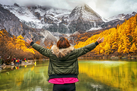 亚丁自然保护区秋季雪山珍珠湖亚洲旅游女背影旅游名胜和地标概念图片