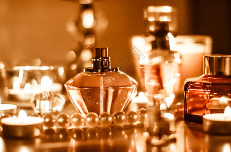 香水瓶和复古香水在夜间魅力梳妆台上图片