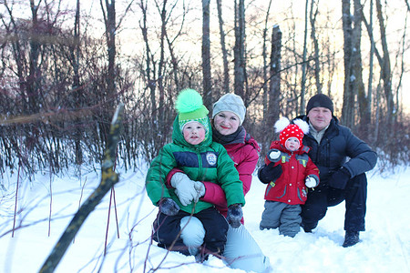 冬季带小孩在公园散步图片