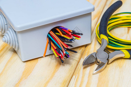 电气安装过程中通常使用的带电缆线的电气图片