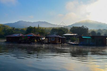 晨雾中湖上的村庄图片