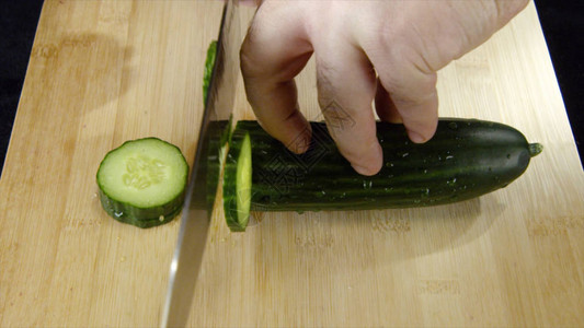用刀子切蔬菜做饭库存录像一个厨师的图片
