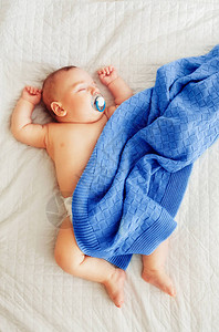 可爱的高加索新生儿新生儿睡觉做梦图片