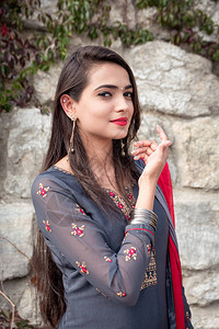印度女孩穿着传统服饰的画像印度女图片