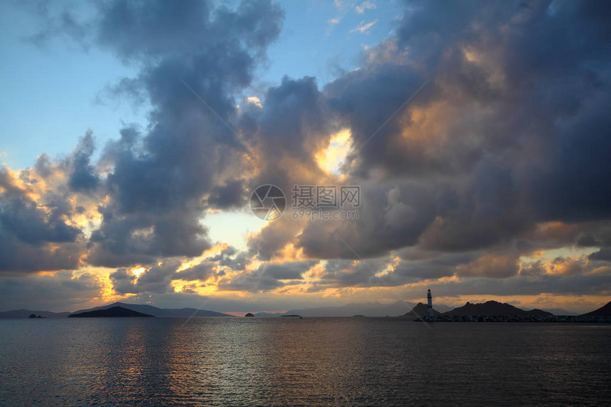 海滨小镇博德鲁姆和壮观的日落土耳其穆拉图片