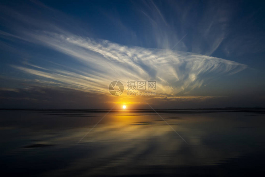 湖边的日出云朵和小太阳图片