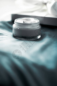 化妆品牌保湿乳液和面部护理概念图片