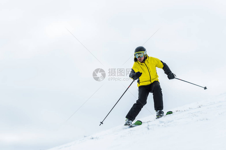 冬季在斜坡上滑雪时使用头盔滑雪机手图片