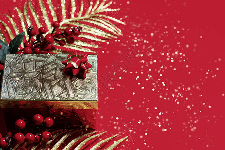 圣诞礼物在一个的盒子和红色背景上的装饰品情人节礼物顶视图片