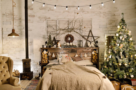 用圣诞装饰的阁楼式卧室图片