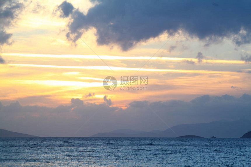 海滨小镇博德鲁姆和壮观的日落土耳其穆拉图片