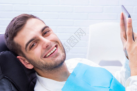 在牙医办公室的病人图片