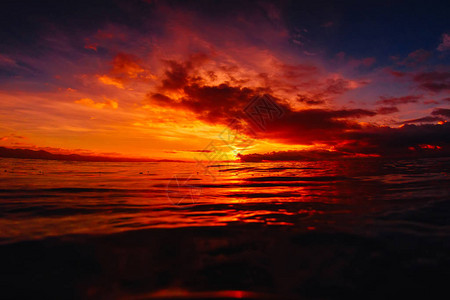 宁静的海有温暖的日落或日出颜色明亮图片