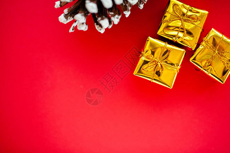 圣诞红色装饰品用于红色背景上的树枝图片
