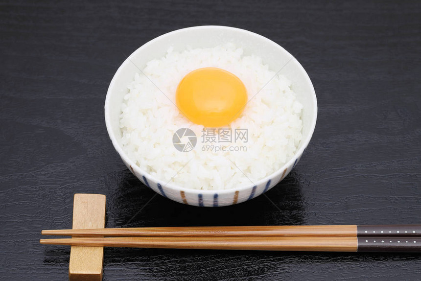 日式米饭配生鸡蛋图片
