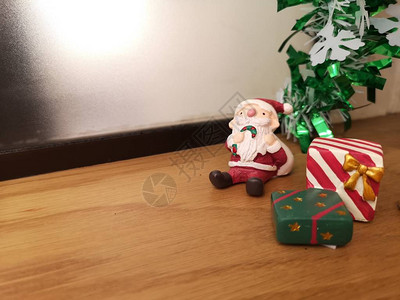 圣诞老人木偶礼物红色袋子圣诞树在圣诞节装饰图片
