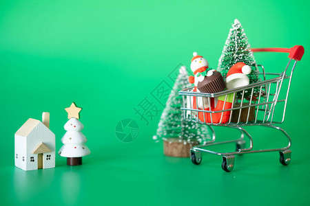 圣诞时带装饰品的小型车绿色背景图片