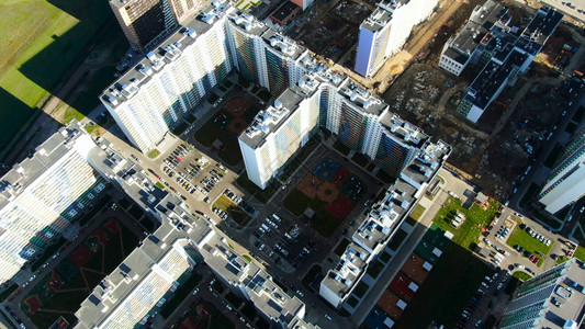 在现代城市的住宅区建造房屋图片