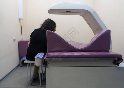 一名妇女正在接受一项研究手的骨密度测定检测早期骨密度的降低骨图片