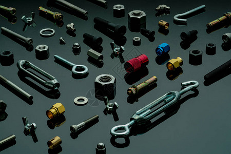 金属螺栓螺母和垫圈紧固件设备五金工具车间桌子上不同类型的螺母螺栓和螺钉机械工具汽车工程中使用背景图片