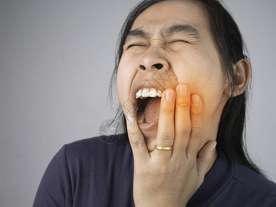 妇女因为牙痛而脸红得要命保健和图片