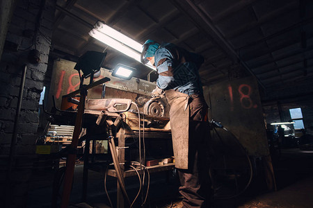 忙碌的男人在金属厂的工作场所工作图片