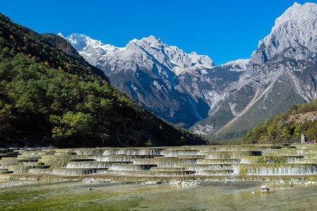 是丽江古城附近玉龙雪山图片