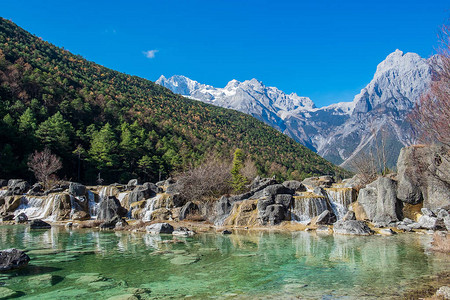 是丽江古城附近玉龙雪山图片