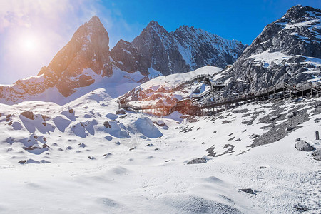 美丽的玉龙雪山或玉龙中文背景图片