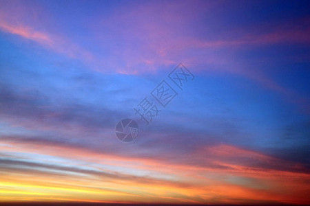夕阳下的彩虹和蓝天红橙黄云图片