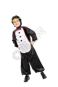 在工作室装扮可爱的男孩身着企鹅服装图片