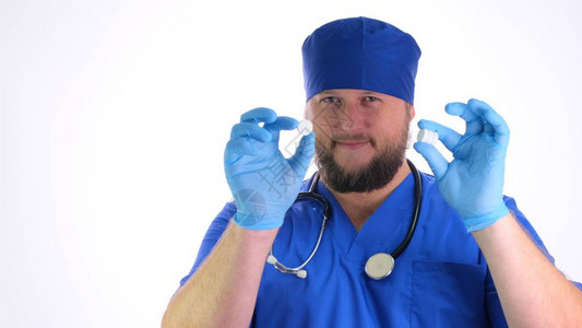 穿蓝衣服的长胡子医生和戴蓝橡胶手套的蓝橡皮手套将白色图片