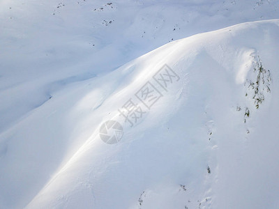 山区雪层覆盖地形的空中观察高清图片