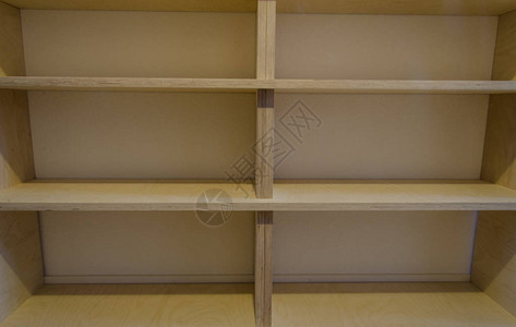 家里用木头做的空书架背景图片