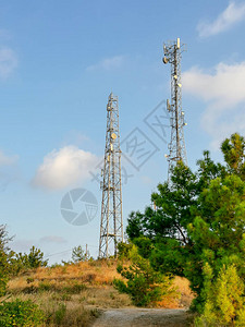 两座蜂窝塔位于乡村背景之上图片