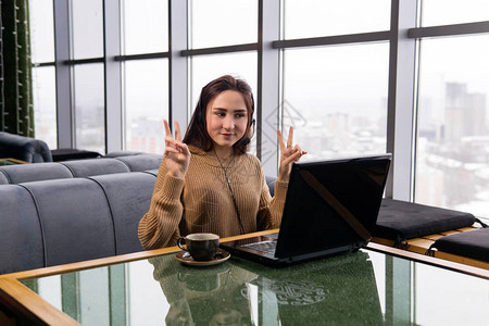 女孩在咖啡店上领着业余爱好者在线广播图片