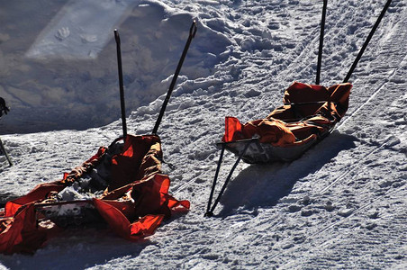 紧急救援基地外的救援雪橇在Viennna附近图片