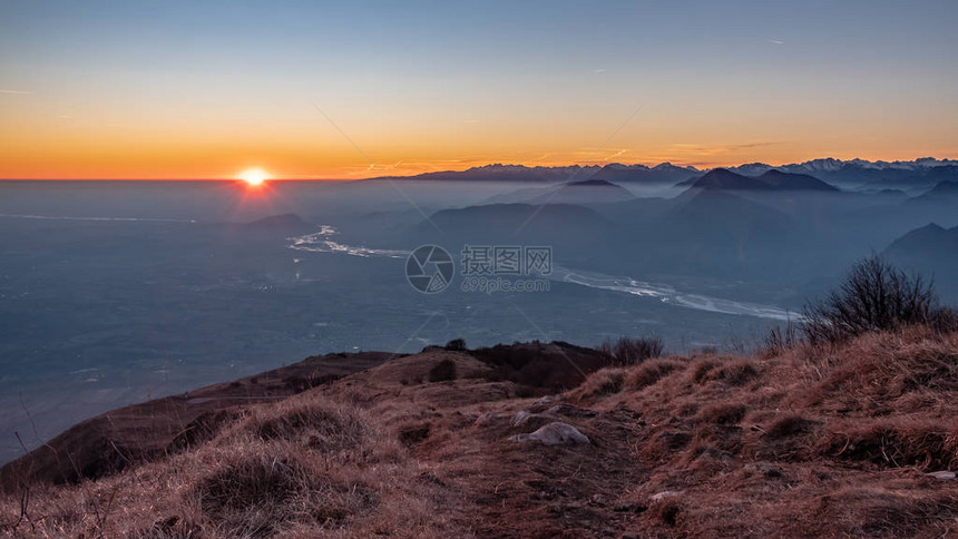 从高山峰顶的冬季日落图片