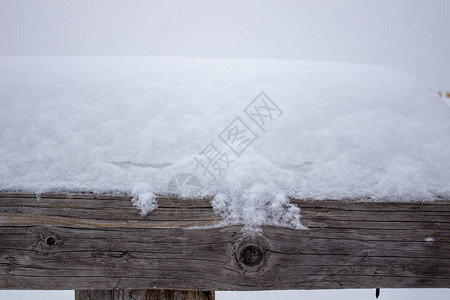 雪下的木梁有雪的冬天图片