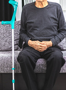 老人因前列腺问题而站立老人的概念有前列腺胃痔疮肌肉痉图片